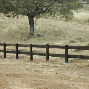 VALLA CON TRAVIESAS DE TREN RECUPERADAS