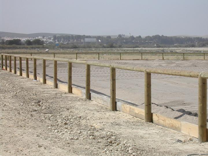 Valla de madera con zocalo